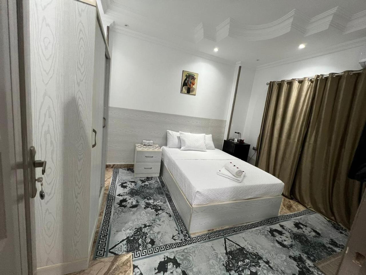 Giza Pyramids Alaska Guest house *